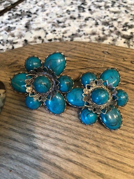 Vintage Goldette Style Faux Turquoise Statement Clip Earrings #vintageclipearrings #vintagefauxturquoisejewelry