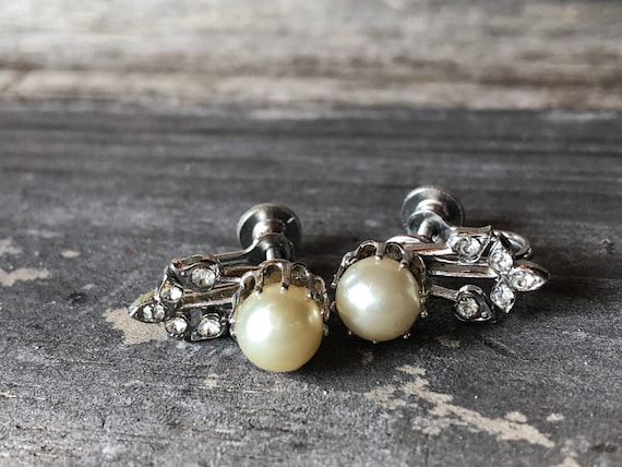 Vintage Crown and Faux Pearl Rhinestone Screw Back Earrings #vintageearrings #bridaljewelry #pearlearrings