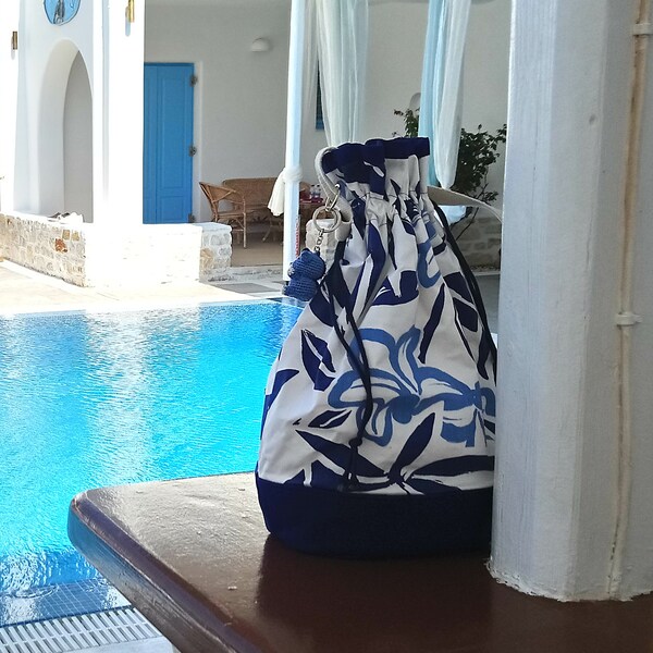 Blau-weiße Umhängetasche mit Blumen, große praktische Beuteltasche, schicke und trendige feminine, bedruckte Stofftasche, handgefertigt made in France