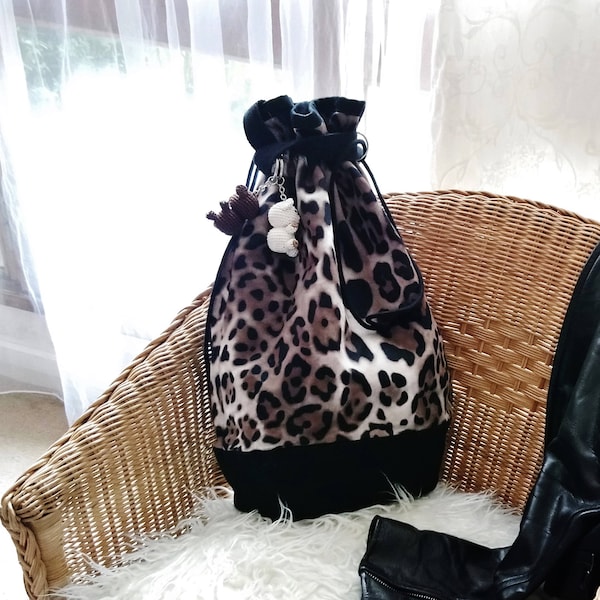 Schicke und trendige Leopardentasche, schwarze Beuteltasche und Leopard, große Handtasche mit Leopardendruck, luxuriöse Stofftasche, handgefertigt in Frankreich