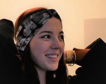Diadema de turbante negro gris blanco con un toque de púrpura, banda cruzada, diadema ancha, yoga y diadema deportiva