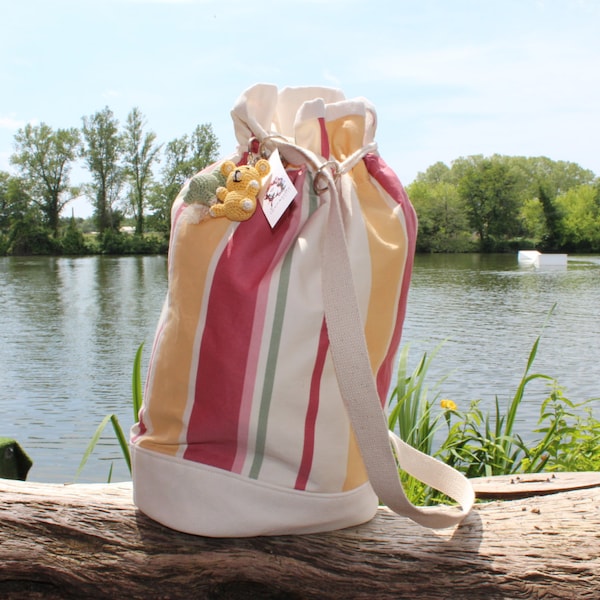 Sac de plage bandouliére à rayures estivales, sac seau en toile de coton avec charms, fait main fabriqué en France