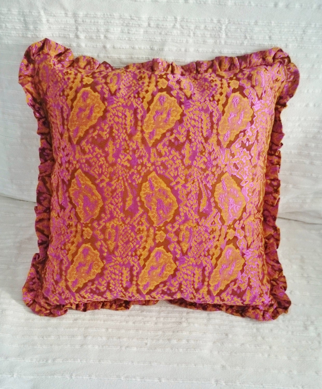 Coussin Rose et Brun Clair, Bordé de Volant. Housse Coussin en Brocart, Intérieur Vendu à Part.