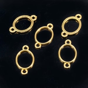 以下が含まれることがあります： 3つのループが付いた、金色の楕円形の金属製コネクターが6個あります。コネクターはジュエリー作りに最適です。