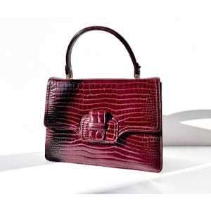 Sac vintage avec poignée en cuir verni bordeaux, très bon état, fin des années 70