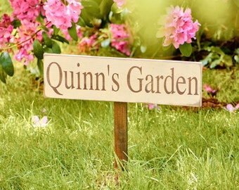 Personalisiertes Gartenschild auf Einsatz, Holzgartenschild, personalisiertes Gartendekorholz, rustikales Gartenschild mit Name, Geschenk für Gärtnerin