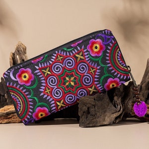 Portefeuille bohème fabriqué à la main pour femme, sac à main brodé tribu Hmong avec motif en zigzag violet, pochette hippie - WA301FCPUR