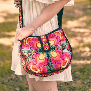 Rote Blume Hmong Crossbody Bag für Frauen, einzigartige bestickte runde Tasche, Crossbody Bag, Boho Crossbody Bag - BG303BLAFMS