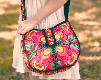 Bolso bandolera con bordado hmong, flor roja, estilo bohemio chic - BG303BLAFMS