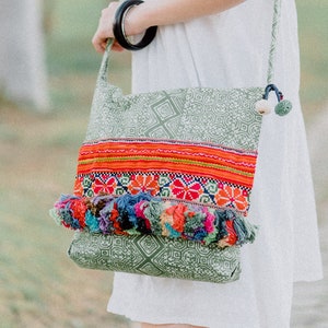 Einzigartige Umhängetasche für Frauen, Hmong Bestickte Tasche aus Thailand, Handgefertigte Batik Tasche in Grün, Bunte Quasten Tasche - BG505BAGRE