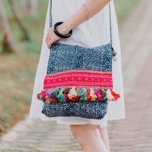 Handgefertigte Vintage Hmong Bestickte Umhängetasche, Bunte Quasten Handtasche aus Thailand, Blaue Batik Tasche, Ethnische Tasche - BG505BABLU