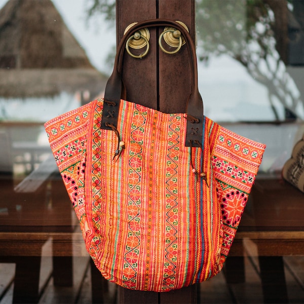 sac fourre-tout d’été vintage pour femmes avec tribu Hmong Hill brodé, bracelet en cuir, sac à bandoulière de plage artisanal de Thaïlande - BG0023-00-ORG