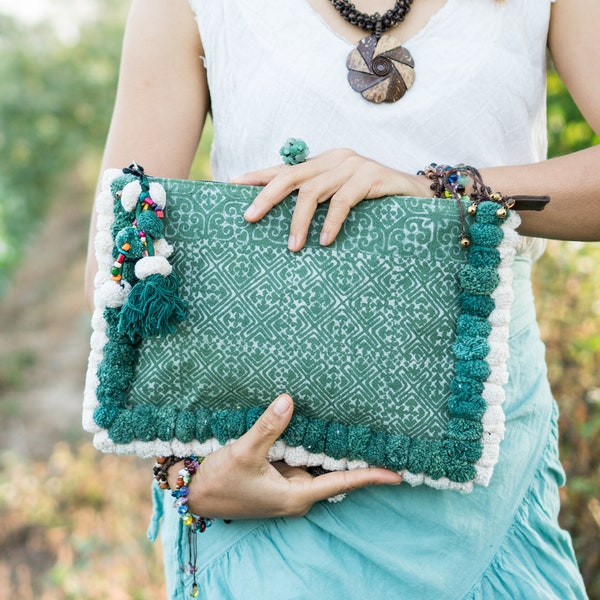 Grüne und weiße Pom Pom Batik Clutch/Ipad Halter Handtasche aus Thailand - BG515BAGRE