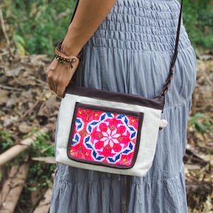 Sac à bandoulière bohème pour femme, sac à bandoulière Hmong, sac à main blanc vintage, sac à main hippie pour femme, sac cadeau pour elle, sac à main cadeau pour maman - BG522WHIV