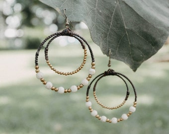 Pendientes únicos de mujer de howlita blanca hechos a mano por artesanos tailandeses, pendientes boho, pendientes de festival, regalo perfecto para ella - JE0021-00-WHI