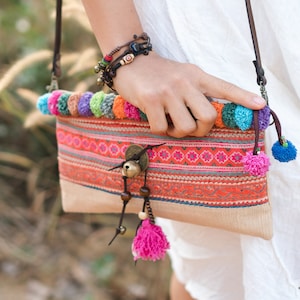 Einzigartiger Damen Geldbeutel mit Lederband, Hmong Tasche mit buntem Pom Pom, handgefertigte Tasche für Frauen, bestickte Tasche - BG506VC