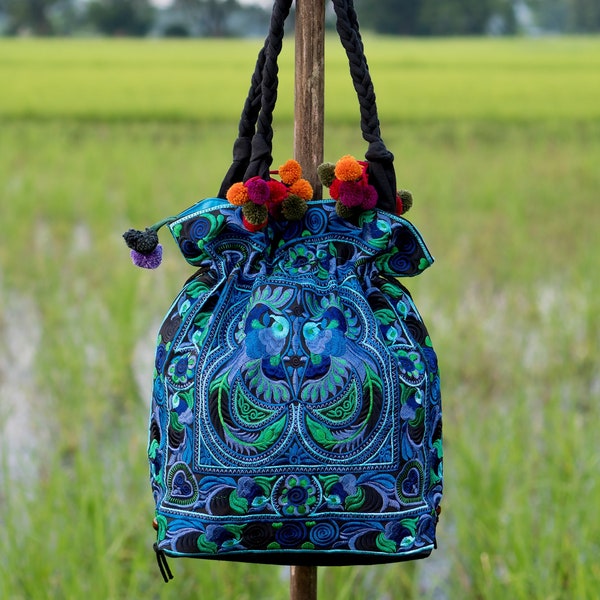 Pom Pom Blue Birds Pattern Tote Bag avec Draw String Thai Hmong Brodé, Sac Boho, Sac Boho, Sac Hippie, Sac Ethnique - BG312BLUB