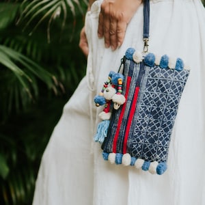 Bolso de mano batik Hmong exclusivo con pompón, bolso de mano hecho a mano en Tailandia, regalo para ella - BG64BA2BLU