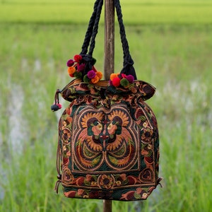 Pom Pom Mokka Vogel Muster Einkaufstasche mit Kordelzug Thai Hmong bestickt, Boho Tasche, Boho Tasche, ethnische Tasche, einzigartiges Geschenk - BG312MB