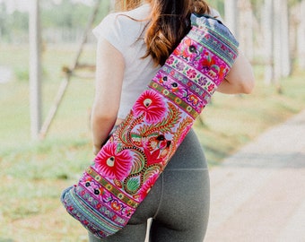 Sac pour tapis de yoga hmong brodé en violet fait main, sac pour tapis de yoga floral de Thaïlande, sac pour tapis de yoga pour femme - BG316PURH