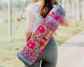 Borsa per tappetino yoga fatta a mano Hmong ricamata in viola, borsa per tappetino yoga floreale dalla Thailandia, borsa per tappetino yoga per donne - BG316PURH