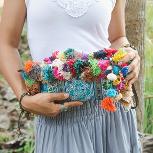 Vintage Hmong Hill Tribe Bestickte Clutch mit Bunten Haaren und Pom Pom für Frauen, Boho Clutch Bag Beutel, Boho Clutch Bag in Blau - BG521VBL