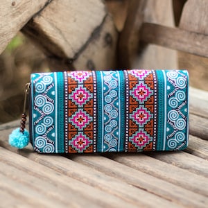 Pochette pour femme, sac à main unique en son genre avec portefeuille hmong, portefeuille brodé avec tirette à pompons - WA301UVKBLU