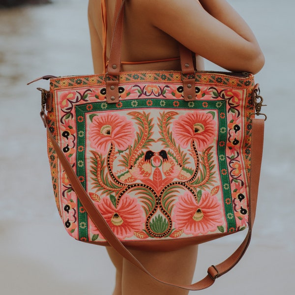 Orchid Hmong bestickte Einkaufstasche mit verstellbarem Leder-Umhängeriemen, Boho Beach Tote Bag aus Thailand - BG0055-00-YEL