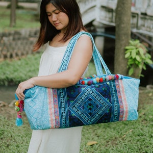 Blue Diamond Hmong bestickte Yogamatten-Tasche mit bunten Pom Pom Dekorationen, handgemacht in Thailand - BG62BLUDIA