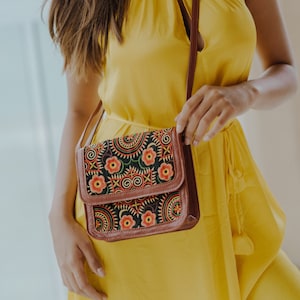HANGOUT Einzigartige Echtleder Umhängetasche für Frauen mit Hmong Hill Tribe Stickerei, handgefertigte Boho Crossbody Bag - BG0049-02-ORG