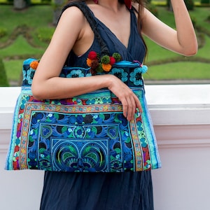 Blaue Vogel Muster Hmong Tribe Bestickte Tragetasche Große Größe mit Pom Pom Straps, Boho Tragetasche, Strand Tragetasche für Frauen - BG301BLUB