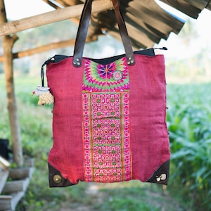 Hanf Strandtasche für Frauen, Einzigartige Vintage Hmong bestickte Tote in Rot, Handgefertigte Tasche mit Lederriemen, Boho Tasche - BG0007-00-RED