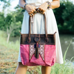 Bolso de mano de playa Hmong con tejido de cáñamo en color rosa, decoración con borlas, bolso de hombro étnico con cuero, bolso de mano boho - BG0015-00-PIN