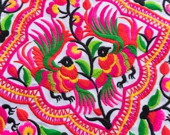 Pfau Bestickter Hmong Stoff, Tribal Textil aus Thailand - TX101P