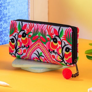Portefeuille bohème motif paon, sac à main brodé hmong de Thaïlande, portefeuille hippie pour femme fait main, portefeuille bohème avec pompons - WA301WHIP