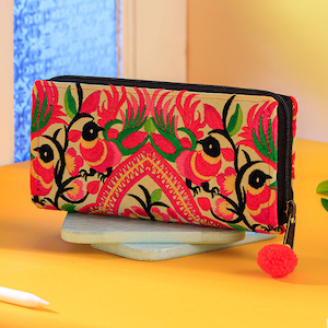 Cartera bohemia con estampado de pavo real, cartera bohemia hecha por la tribu Hmong en Tailandia, cartera única para mujer en amarillo - WA301YELP