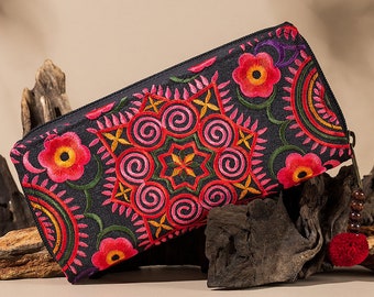 Cartera bordada de la tribu Hmong en zigzag rojo para mujer, bolso clutch boho, bolso de cartera larga hippie, cartera étnica - WA301FCPUR