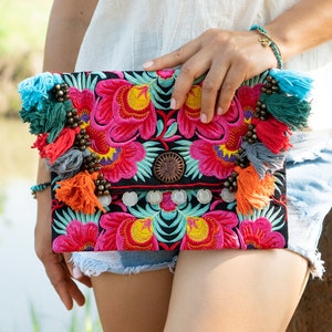 Bolso clutch de flores rojas con borlas de colores, bolso cosmético bordado Hmong, bolso clutch étnico de Tailandia, bolso clutch tribal BG501BLAF imagen 3