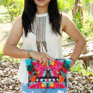 Bolso clutch de flores rojas con borlas de colores, bolso cosmético bordado Hmong, bolso clutch étnico de Tailandia, bolso clutch tribal BG501BLAF imagen 4