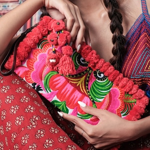 Bolso de mano bohemio con pompones rojos, bolso de mano con estampado de orquídeas bordadas tribales hmong, bolso de mano étnico, bolso de mano bohemio - BG41WHIOR