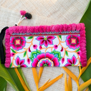 Pink Pink Pom Pom Clutch Bag mit Blume bestickt Hmong Tribes Muster, Einzigartige Armband aus Thailand, Ethnische Handtasche - BG308WHIWPPPI