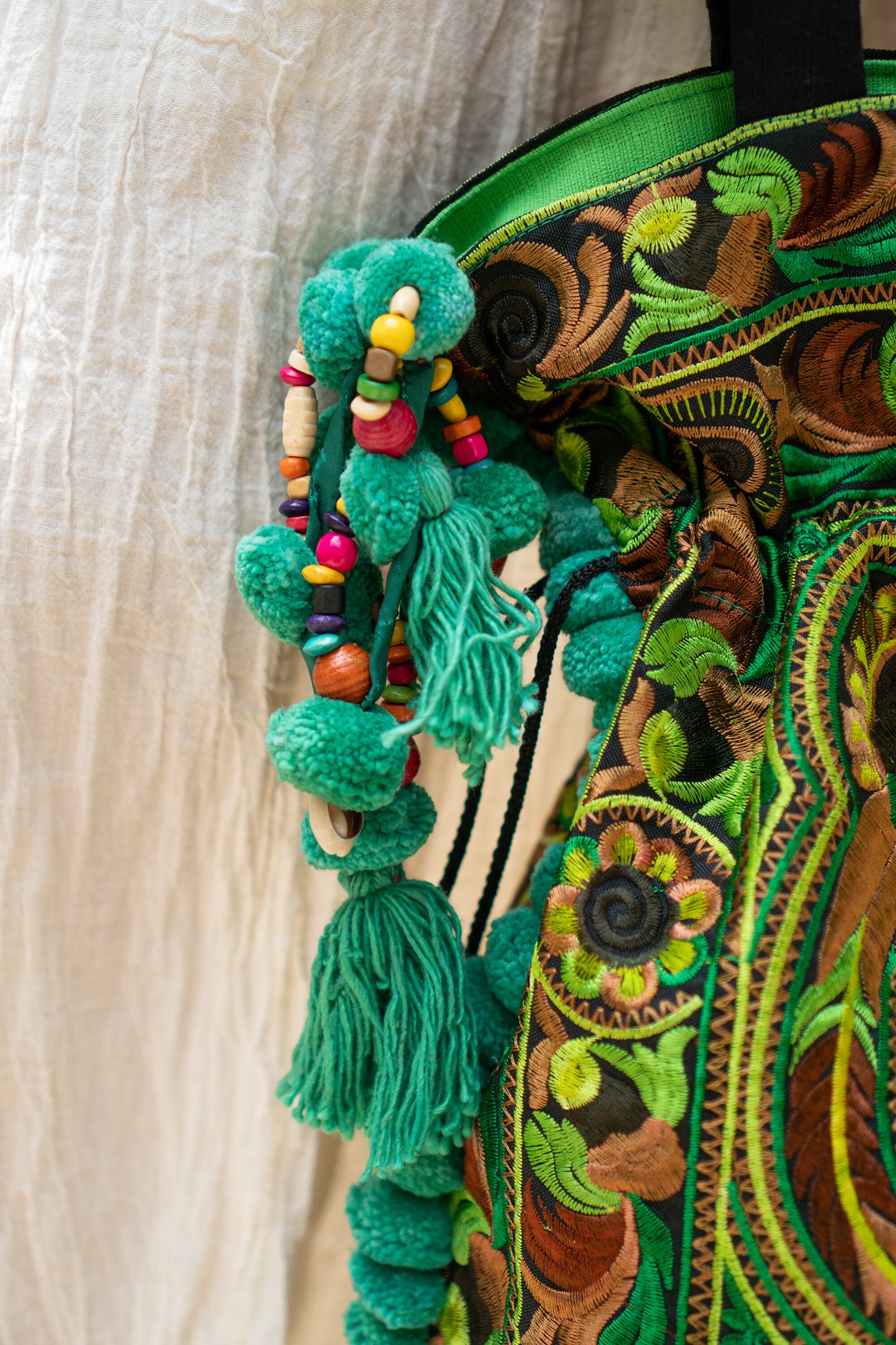 モン族の刺繍トートバッグ、緑の鳥柄、タイのポンポンショルダーバッグ 