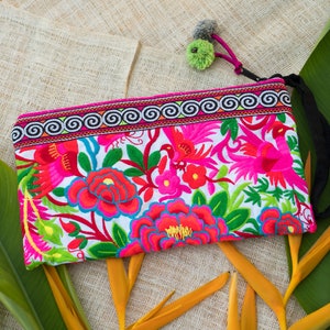 Pochette blanche roseraie pour femme, sac à main pour femme avec broderie hmong, tirette bohème à pompons - BG308WHIG