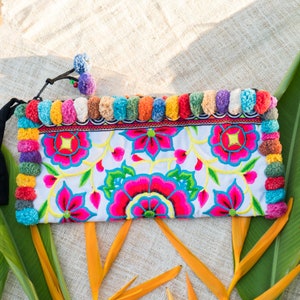 Pom Pom Clutch Bag mit Seidenraupe bestickt Hmong Hill Tribes Muster, Boho Tasche, Boho Beutel, Clutch Bag - BG308WHIWPPMU