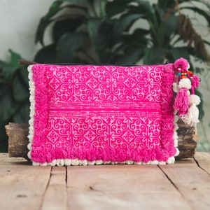 Handgemachte Damen Clutch/Pom Pom Clutch/Ipad Halter mit Hmong Hill Tribe Batik Stoff in Pink - BG515BAPIN