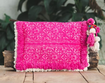 Pochette/Porte-Ipad Pom Pom pour femmes faites à la main avec tissu Batik de la tribu Hmong Hill en rose - BG515BAPIN