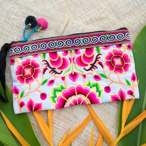 Weiße Blume Clutch Bag für Frauen, gestickte Hmong Hill Tribes Clutch Bag, Handtasche, Artisan Bag in Pink - BG308WHIW