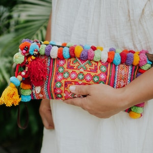 Einzigartige Vintage Hmong bestickte Clutch Tasche mit buntem Pom Pom, handgefertigtes Armband aus Thailand - BG41VORG