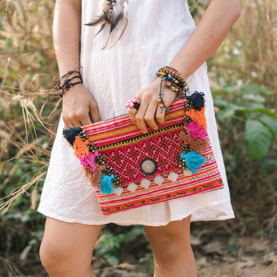 Pochette da donna ricamata Hmong, borsa unica con nappa colorata, borsa da  donna realizzata a mano, pochette Boho BG501VVR -  Italia
