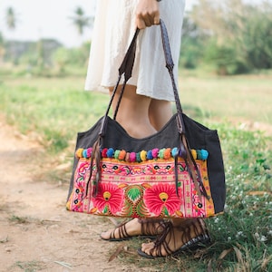 Schöne Gelbe Blume Handwerker Strand Tote/Schultertasche mit Tribal Hmong bestickt, Lederriemen, Pom Pom, Messingkugeln - BG518ORGH